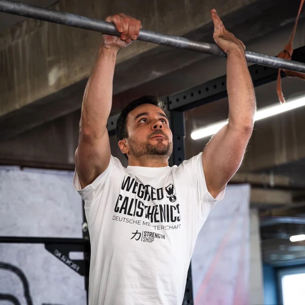 Volker auf einem Wettkampf kurz vor seinem Chin up