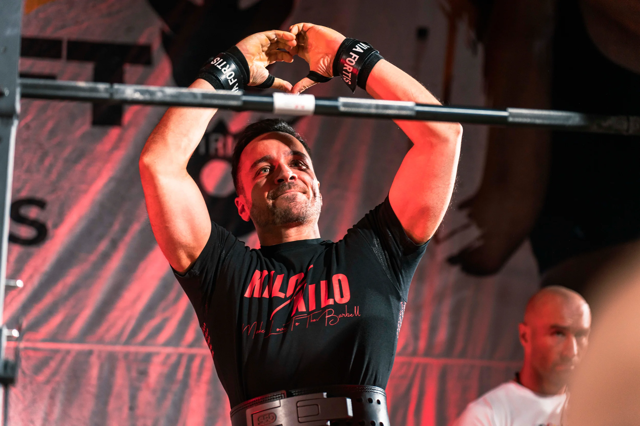 Volker nach seiner Kniebeuge wie er ein Herz mit den Händen formt