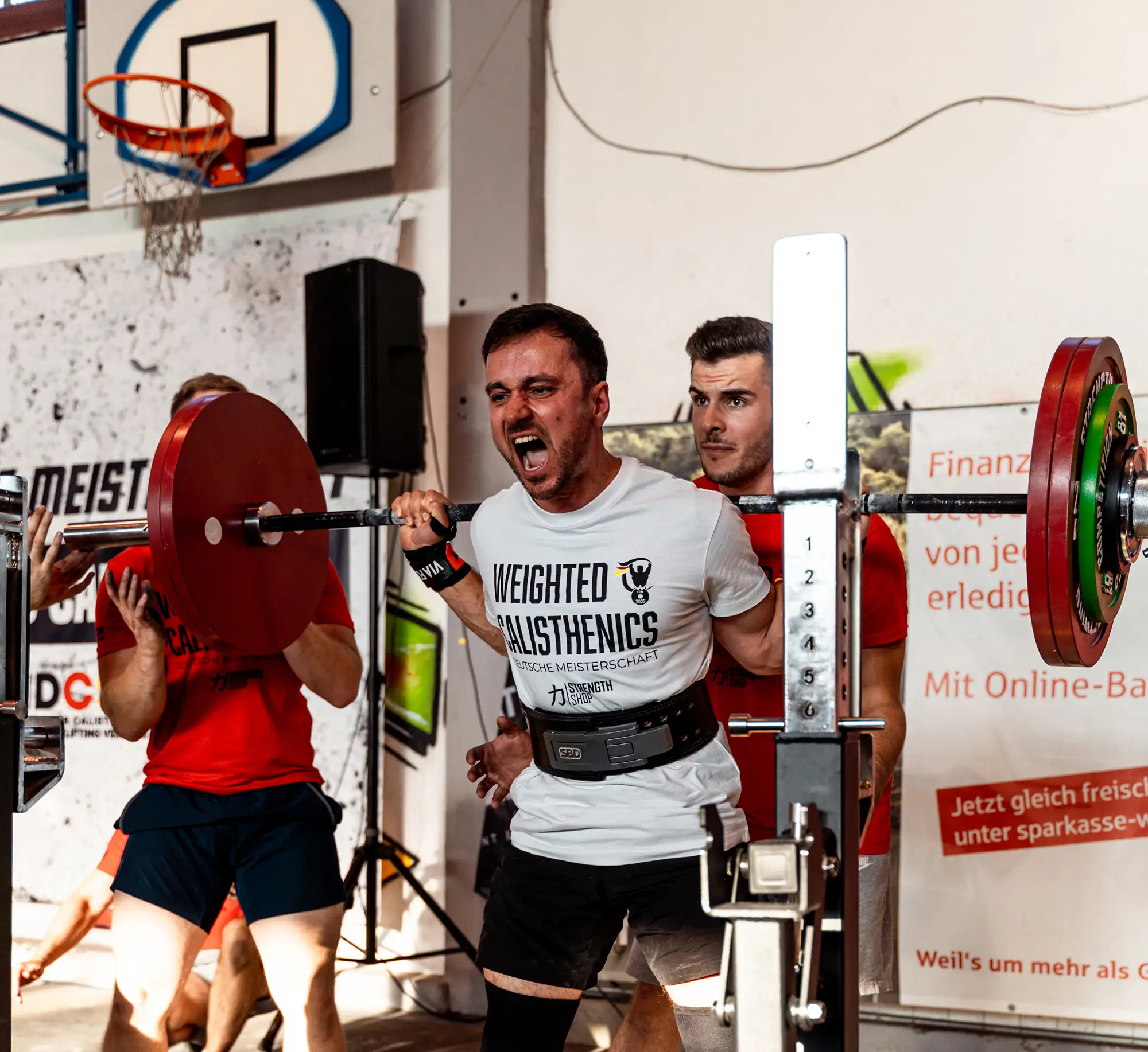 Volker glücklich nach seiner Kniebeuge auf einem Streetlifting Wettkampf