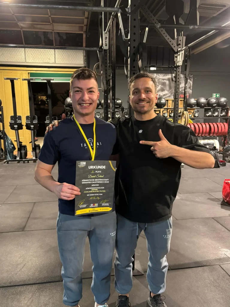 Coach Volker mit seinem Athleten und einer gewonnenen Urkunde