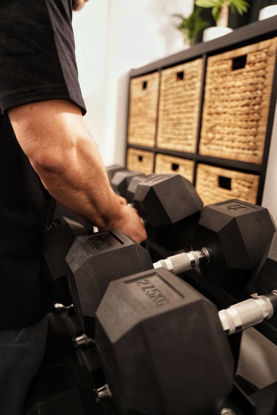 Athlet greift Kurzhantel