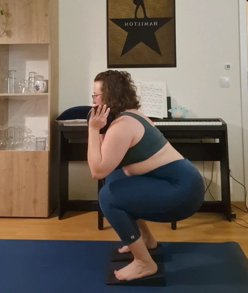 Athletin bei einer Kniebeuge im Home-Gym