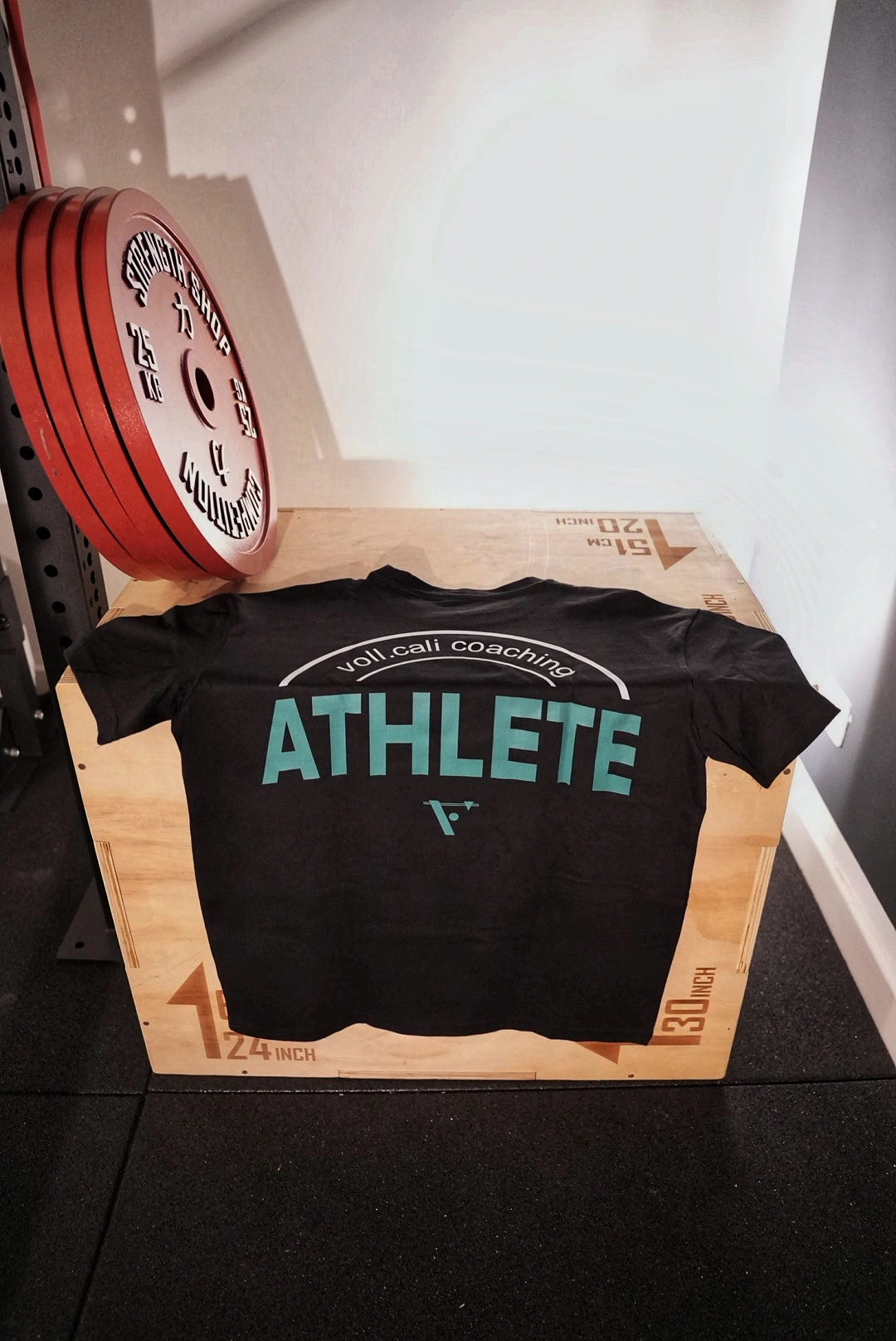 Voll-Cali Athleten T-Shirt und Gewichtsscheiben