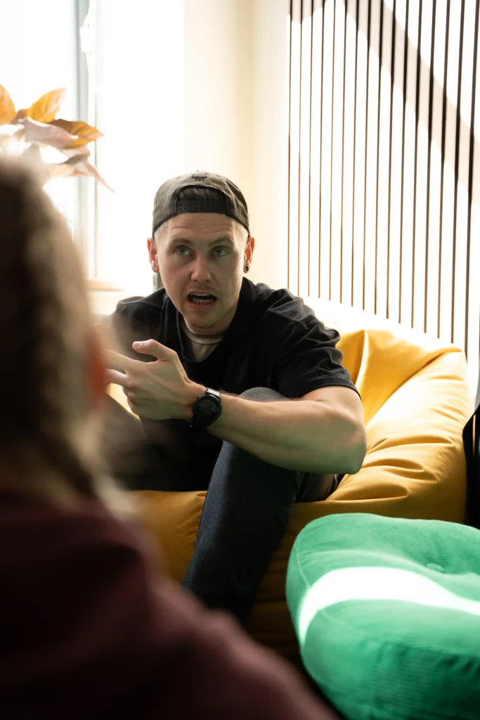 Coach Tobias berät eine Klientin